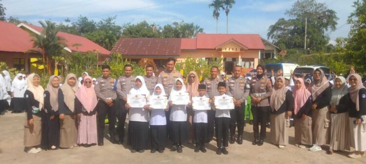 Kasat Lantas Polres Sijunjung Beri Lima Orang Siswa SDN 29 Gambok Penghargaan 1 Untitled