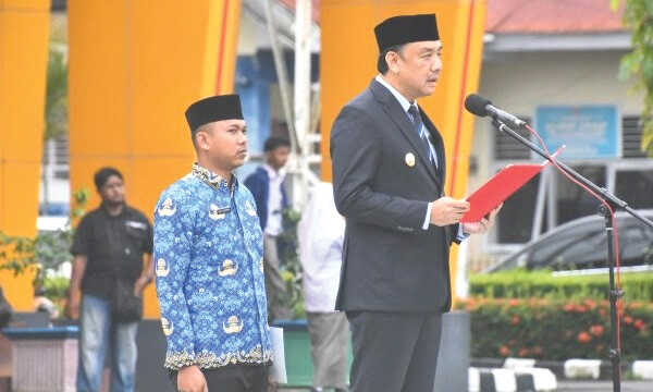 Api Perjuangan Tak Boleh Padam, Generasi Muda Diajak Teladani Semangat Pahlawan 1 BACAKAN AMANAT— Wabup Agam, Muhammad Iqbal, membacakan isi amanat Menteri Sosial saat menjadi Pembina Upacara peringatan Hari Pahlawan Tahun 2025 di halaman kantor Bupati Agam, Senin (10/11).