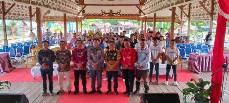 Wabup Jakop Saguruk Buka Mentawai Got Talent di Homestay Mappedegat 1 MENTAWAI GOT TALENT— Wakil Bupati Mentawai Jakop Saguruk menghadiri kegiatan Mentawai’got Talent di Homestay Mappedegat, didamping Kepala Dinas Pariwisata, Kamis (20/11).