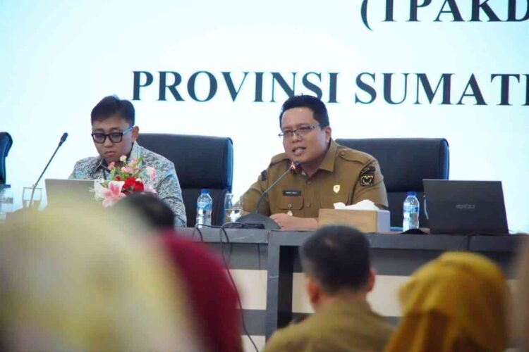 NARASUMBER—Wakil Bupati (Wabup) Tanah Datar Ahmad Fadly saat menjadi narasumber pada Rapat Koordinasi Daerah (Rakorda) Tim Percepatan Akses Keuangan Daerah (TPAKD) se Provinsi Sumatera Barat.