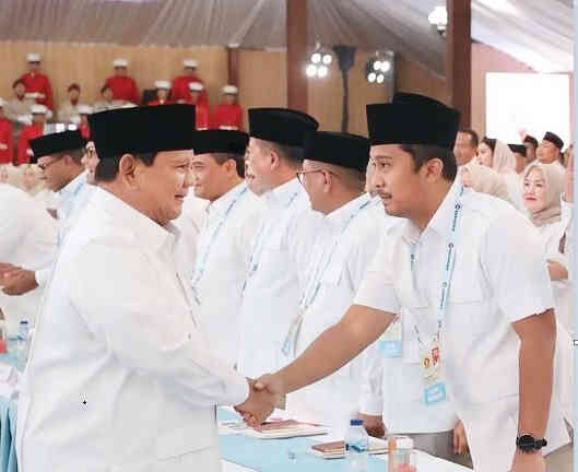 Wagub Vasko Ruseimy Sebut Komitmen Presiden Prabowo, Membangun Tanpa Sekat Politik Menunjukkan Jiwa Kenegarawanan 1 SALAM— Wagub Sumbar Vasko Ruseimy saat bersalaman dengan Presiden Prabowo pada acara Taklimat Kader Gerindra di Padepokan Garudayaksa, Hambalang, Bogor, Jawa Barat, akhir pekan lalu.