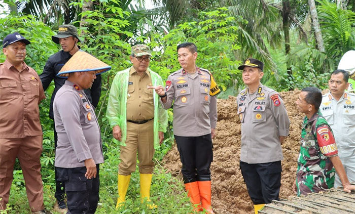 TINJAU— Wakapolda Sumbar Brigjen Pol Solihin meninjau lokasi terdampak bencana tanah longsor di Korong Bukik Caliak, Nagari Campago, Kecamatan V Koto Kampung Dalam.