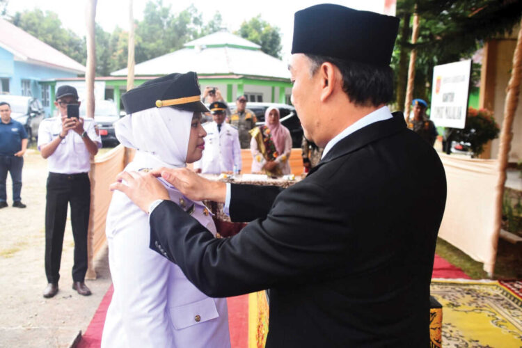 Ulya Satar jadi Camat Perempuan Pertama di Malalak, Wabup Agam Harap Hadirkan Inovasi Baru 1 PASANG TANDA JABATAN— Wabup Muhammad Iqbal memasangkan tanda jabatan kepada Camat Malalak yang baru, Ulya Satar, yang digelar di halaman Kantor Camat Malalak, Rabu (5/11).