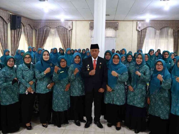 PENINGKATAN KAPASITAS — Wawako Payakumbuh Elzadaswarman menghadiri Pelatihan Sekretaris TP-PKK Kota Payakumbuh bertema “Optimalisasi Peran Sekretaris PKK dalam Mendukung Keberhasilan Program TP-PKK” di Pendopo Rumah Dinas Wali Kota Payakumbuh, Rabu (12/11).