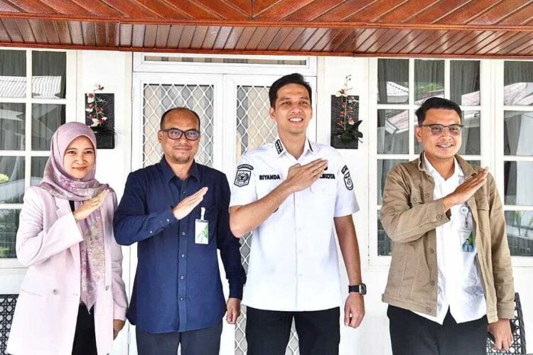 SILATURAHMI— Kepala BPJS Ketenagakerjaan Cabang Solok Maulana Anshari, melakukan silaturahmi dengan Wali Kota Sawahlunto Riyanda Putra,  di Balaikota pada Rabu (5/11).