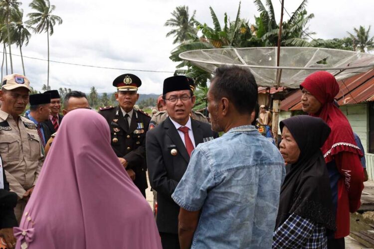KUNJUNGI KORBAN KEBAKARAN— Wako Payakumbuh Zulmaeta  menemui pemilik rumah yang rumahnya terbakar, di Kelurahan Napar, Kecamatan Payakumbuh Utara.