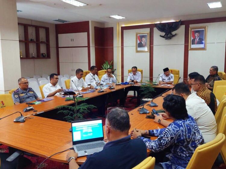 PT Mobil Listrik Anak Bangsa Kunjungi Kota Solok 1 KUNJUNGAN PT MAB—Wali Kota Solok, Dr.H.Ramadhani Kirana Putra dan Wakil Wali Kota Solok, H.Suryadi Nurdal saat menerima kedatangan PT.Mobil Anak Bangsa (MAB) di Ruang Rapat Zarhismi Ajiz, Lantai II Balaikota Solok.