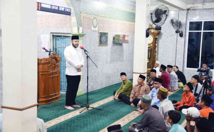 Intip Aktivitas Anak di Masjid, Wako Imbau Ortu Download Padang Mobile 1 MONITORING SUBUH MUBARAKAH— Wali Kota Padang Fadly Amran melakukan monitoring pelaksanaan Subuh Mubarakah, salah satu aktivasi Progul Smart Surau, di Masjid Taufiq Kayu Gadang, Kelurahan Pasar Ambacang, Kecamatan Kuranji, Jumat (14/11).