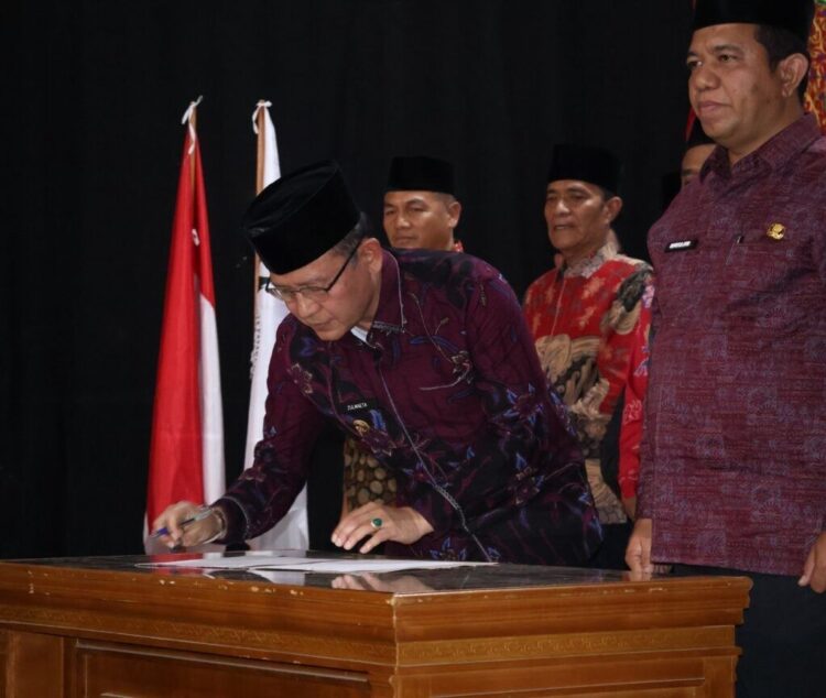 TEKEN—Wali Kota Payakumbuh, Zulmaeta, tandatangani surat pengukuhan  pengurus Ikatan Keluarga Agam Bukittinggi (IKAB) Kota Payakumbuh dan Kabupaten Limapuluh Kota periode 2025–2030 di GOR M. Yamin Kubu Gadang.