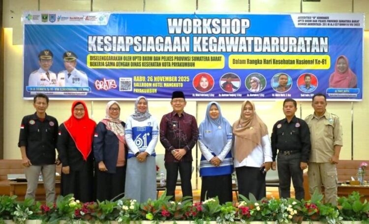 Workshop Kesiapsiagaan—Wali Kota Payakumbuh Zulmaeta  usai membuka kegiatanWorkshop Kesiapsiagaan, foto bersama dengan para peserta.