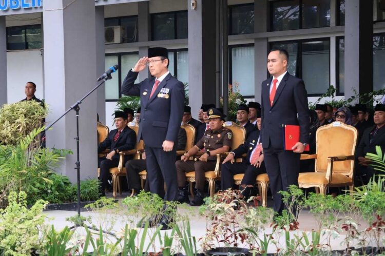 IRUP HARI PAHLAWAN— Wali Kota Payakumbuh Zulmaeta saat menjadi inspektur upacara (Irup) Hari Pahlawan  tahun 2025, Senin (10/11).