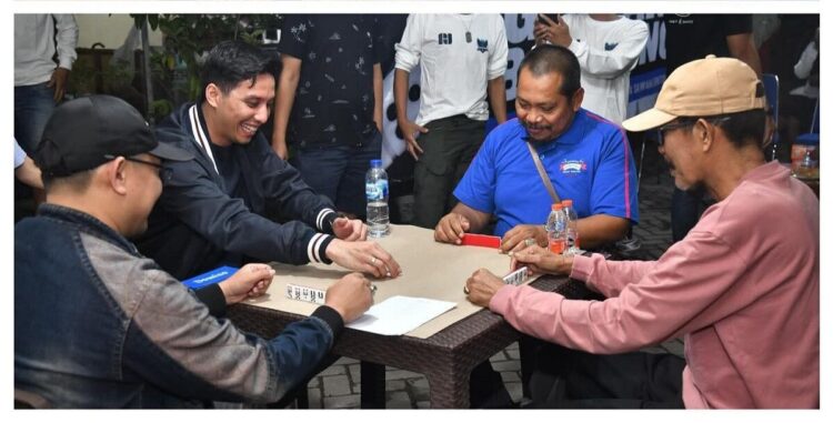 BERGABUNG—Wali Kota Sawahlunto, Riyanda Putra, uasi membuka secara resmi turnamen domino “Gempar Badomino” ikut bergabung dentgan peserta.