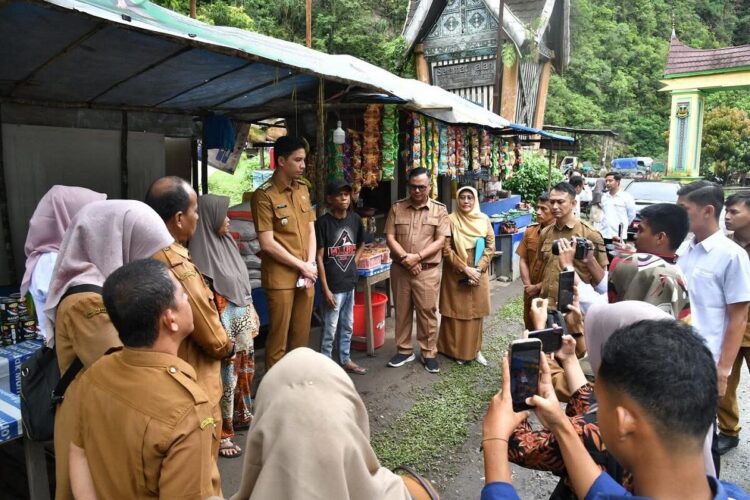 BERSAMA—Wali Kota Sawahlunto, Riyanda Putra, bersama Dinas Sosial menyalurkan Bantuan Usaha Ekonomi Produktif (UEP) bagi warga difabel.