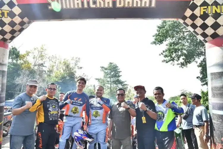 TRABAS TRAIL— Wali Kota Sawahlunto Riyanda Putra bersama Wakil Wali Kota Jeffry Hibatullah membuka sekaligus mengikuti event Trabas Trail Adventure “KASAT #1 Sawahlunto” yang digelar di kawasan Kandi.