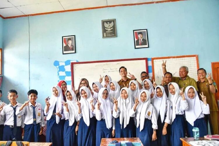 Wali Kota dan DPRD Tinjau Sekolah, Tekankan Kesehatan Mental Pelajar 1 KUNJUNGI SEKOLAH— Wali Kota Sawahlunto Riyanda Putra bersama anggota DPRD Sawahlunto Ronny Eka Putra dan Siadi mengunjungi SMP Negeri 7 dan SMP Negeri 2 Sawahlunto.