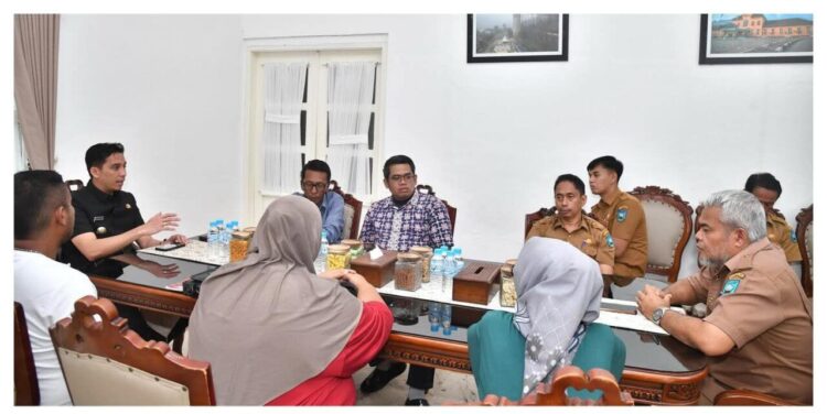 KUNJUNGAN ASOSIASI PEDAGANG SILO— Wali Kota Sawahlunto Riyanda Putra, bersama perangkat daerah terkait menerima audiensi Asosiasi Pedagang Silo Sawahlunto (Apesisto) yang menyampaikan aspirasi terkait kebutuhan pendukung aktivitas berjualan di pasar kuliner Taman Silo.