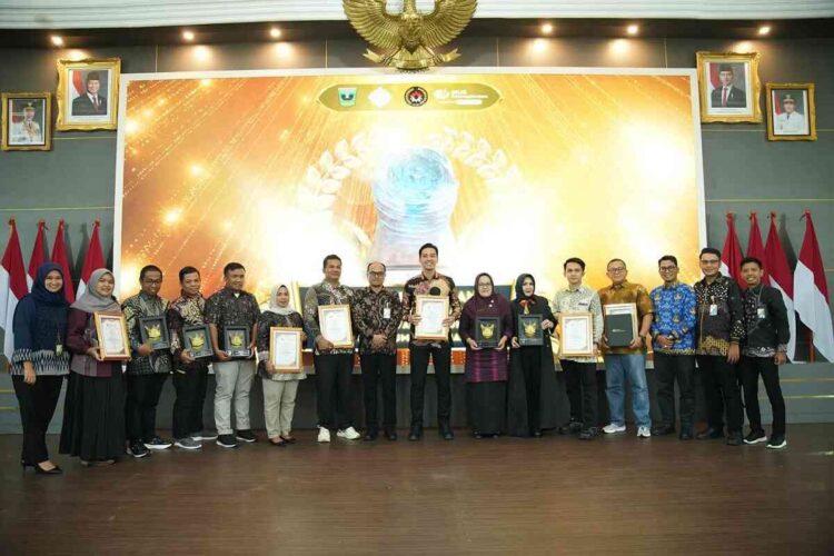 TERIMA PENGHARGAAN— Wali Kota Sawahlunto Riyanda Putra bersama sejumlah kepala desa dan pimpinan perusahaan tambang menerima Paritrana Award Tingkat Provinsi Sumatera Barat Tahun 2025.