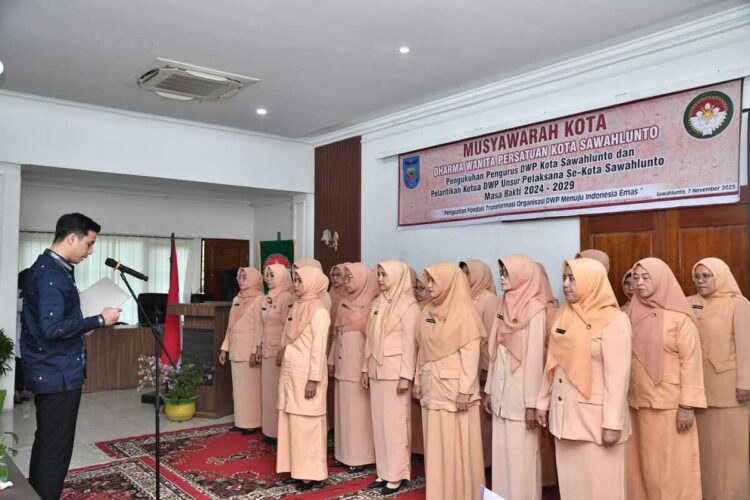 KUKUHKAN PENGURUS— Wali Kota Sawahlunto Riyanda Putra saat mengukuhkan dan melantik Pengurus Dharma Wanita Persatuan (DWP) Kota Sawahlunto masa bakti 2024–2029.