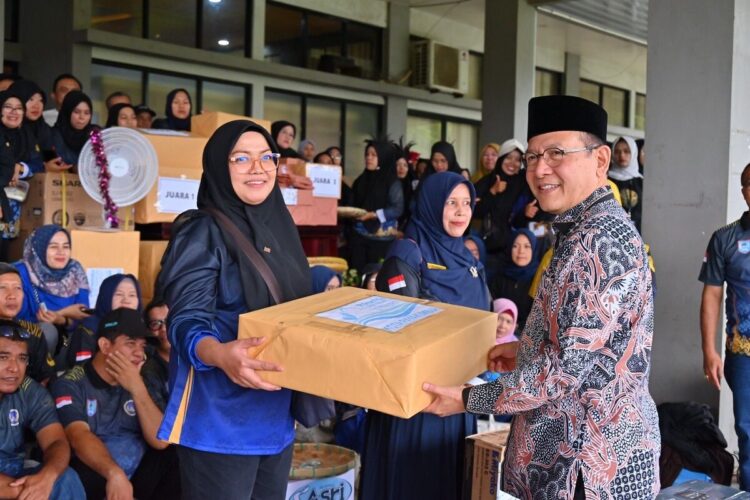 SERAHKAN—Wali Kota Zulmaeta saat menyerahkan hadiah kepada salah seorang pemenang lomba.