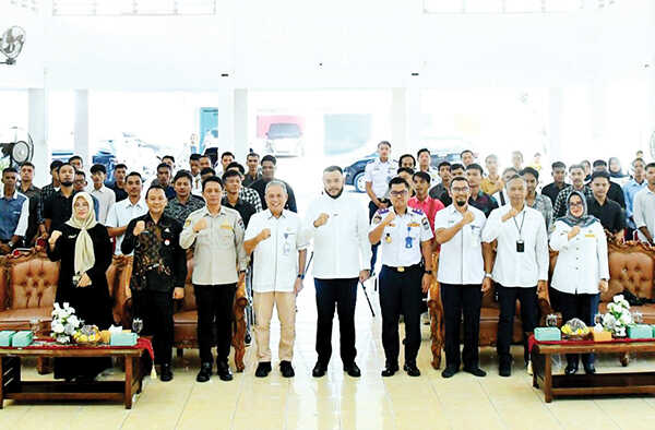 PEMBEKALAN— Wali Kota Padang Fadly Amran, memberikan pengarahan dan pembekalan kepada 64 personel penjagaan perlintasan sebidang yang diselenggarakan Balai Teknik Perkeretaapian Kelas II Padang, di Palanta Kediaman Resmi Wali Kota, Jumat (31/10).