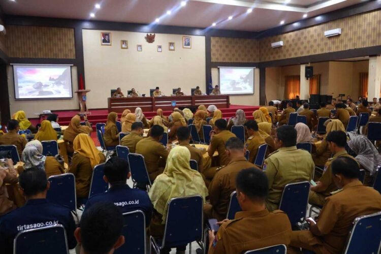 RAPAT KOORDINASI— Wali Kota Payakumbuh Zulmaeta, memimpin Rapat Koordinasi (Rakor) Pejabat Pemerintah Kota Payakumbuh yang digelar di Aula Ngalau Indah Balai Kota Payakumbuh, Selasa (4/11).