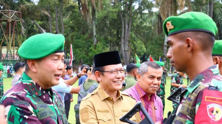 Wako Sambut Kepulangan Prajurit Satgas Pamtas RI-Papua Nugini 1 PENYAMBUTAN PRAJURIT TNI— Wali Kota Payakumbuh, Zulmaeta sambut kepulangan prajurit Satuan Tugas Pengamanan Perbatasan (Satgas Pamtas) RI–Papua Nugini (PNG) Batalyon Infanteri 131/Braja Sakti Tahun Anggaran 2024–2025.
