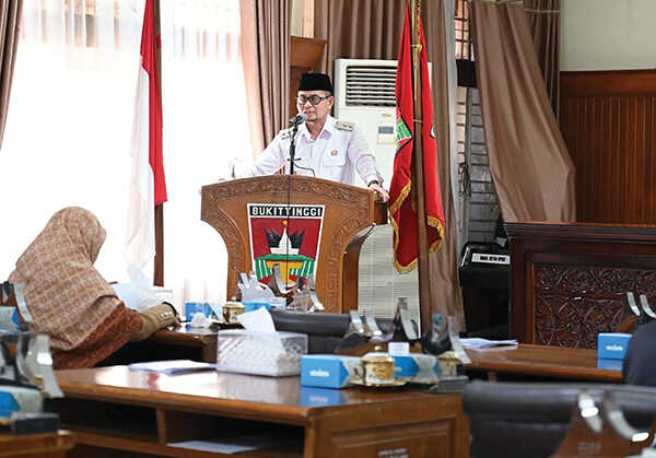 Wawako Jawab Pandangan Fraksi DPRD Soal Ranperda APBD 2026 dan Pengelolaan Aset Daerah 1 JAWAB PANDANGAN UMUM— Wawako Ibnu Asis berikan jawaban atas pemandangan umum fraksi terhadap Ranperda tentang APBD Kota Bukittinggi Tahun 2026 dan Ranperda tentang perubahan atas Perda Nomor 1 Tahun 2019 tentang pengelolaan barang milik daerah, Jumat (7/11) di Gedung rapat DPRD Kota Bukittinggi.