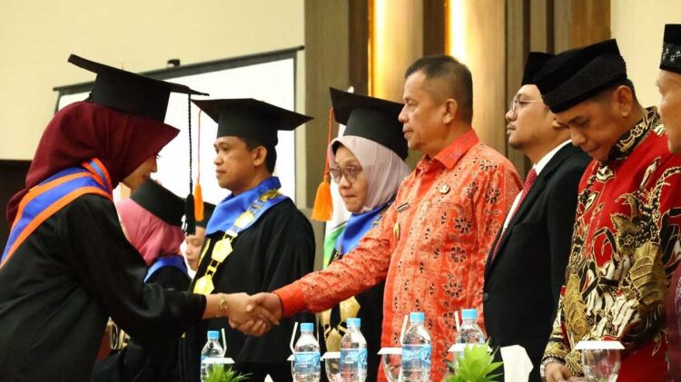 Wawako Ajak Lulusan Perguruan Tinggi Ciptakan Lapangan Kerja 1 SALAM—Wakil Wali Kota Payakumbuh, Elzadaswarman saat menyalami para wisudawan.