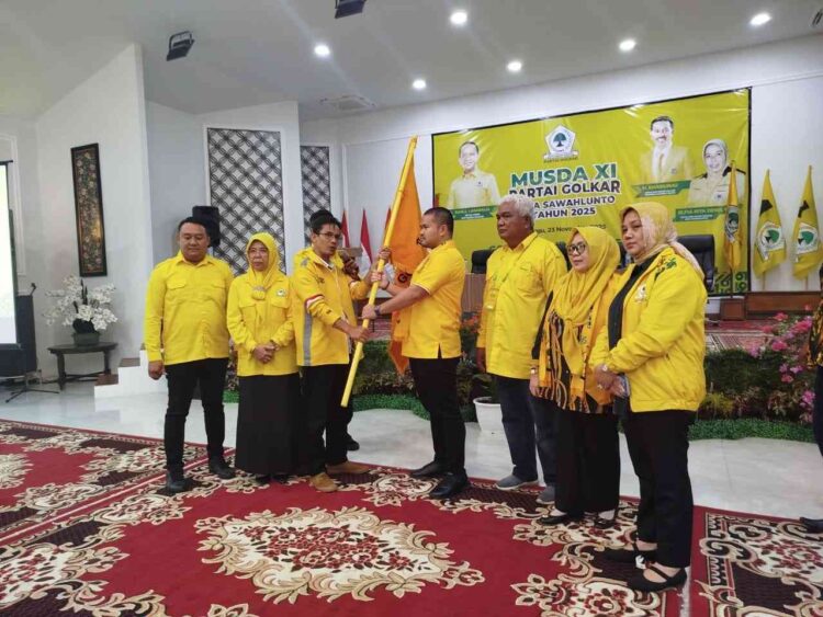 TTERPILIH AKLAMASI— Wawako Sawahlunto Jefry Hibatullah, menerima  pataka Partai Golkar, setelah resmi terpilih secara aklamasi menjadi ketua DPD Partai Golkar Kota Sawahlunto.