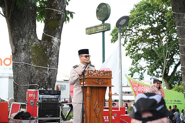 Lomba Menggambar Bentuk Geometri Semarakkan Bukittinggi, Ribuan Anak TK dan RA Ramaikan Jam Gadang 1 LOMBA MEWARNAI— Wawako Ibnu Asis, bersama Bunda PAUD Kota Bukittinggi, Ny. Yesi Ramlan Nurmatias, membuka secara resmi kegiatan lomba menggambar dari bentuk geometri untuk anak-anak TK/RA se-Kota Bukittinggi. Kegiatan yang diselenggarakan oleh IGTKI-PGRI Kota Bukittinggi di pelataran Taman Pedestrian Jam Gadang, Kamis (6/11).