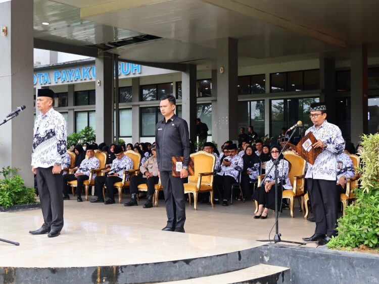 UPACARA HARI GURU— Wawako membacakan sambutan ketua PGRI dalam hari guru ke-80 tahun 2025.