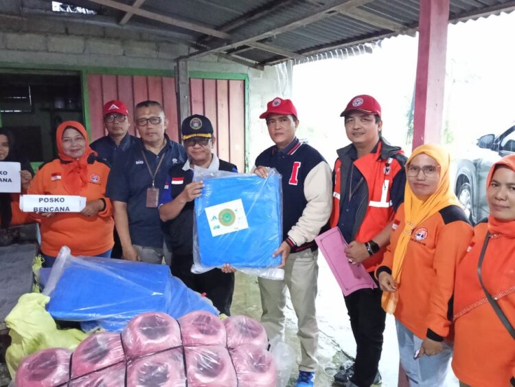 SERAHKAN BANTUAN— Kepala Unit CSR PT Semen Padang, Idris menyerahkan bantuan untuk warga terdampak angin puting beliung di Kelurahan Batu Gadang, Kecamatan Lubuk Kilangan.