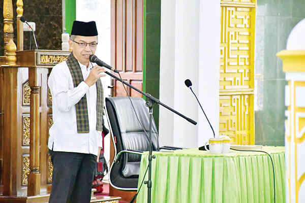 WIRID MINGGUAN— Korpri Kabupaten Agam kembali menggelar wirid mingguan di Masjid Agung Nurul Falah, Lubuk Basung, Jumat (21/11). Kegiatan rutin yang diikuti ASN di lingkungan Pemkab Agam itu menjadi wadah memperkuat keimanan sekaligus menjalin silaturahmi antarpegawai.