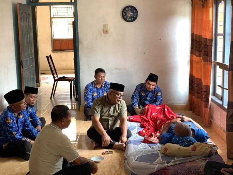 KUNJUNGI VETERAN— Bupati Pasaman Yulianto menngunjungi salah seorang veteran pejuang yang sakit di rumahnya saat peringatan Hari Pahlawan, Senin (10/11).