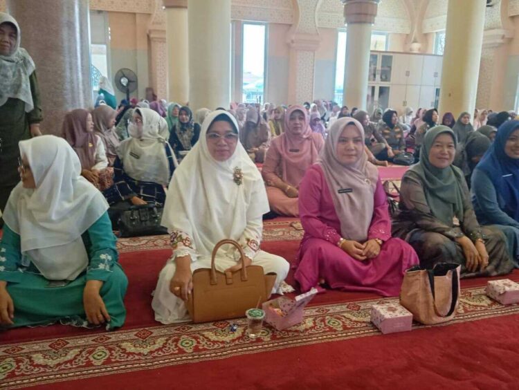 PENGAJIAN BULANAN— Aparatur Sipil Negara (ASN) Pemerintah Daerah Kabupaten Pasaman Barat mengikuti wirid pengajian bulanan di Masjid Agung Nurul Ilmi, Jumat (7/11).