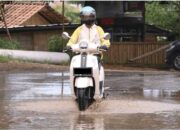 Yamaha Sumbar Bagikan Tips Berkendara saat Menerjang Genangan Air