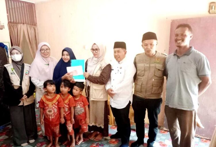BANTUAN HUKUM—Plt Kepala Dinas Sosial, Pemberdayaan Perempuan dan Perlindungan Anak (Dinsos P3A) Padangpariaman Siska Primadona berikan bantuan kepada Yulidawati.