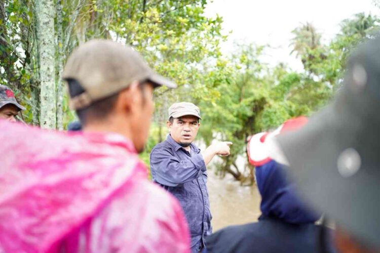 DAMPAK BANJIR— Wakil Bupati Solok, Candra meninjau langsung dampak banjir yang terhadap warga akibat curah hujan yang tinggi melanda wilayah Kabupaten Solok sejak beberapa hari terakhir.
