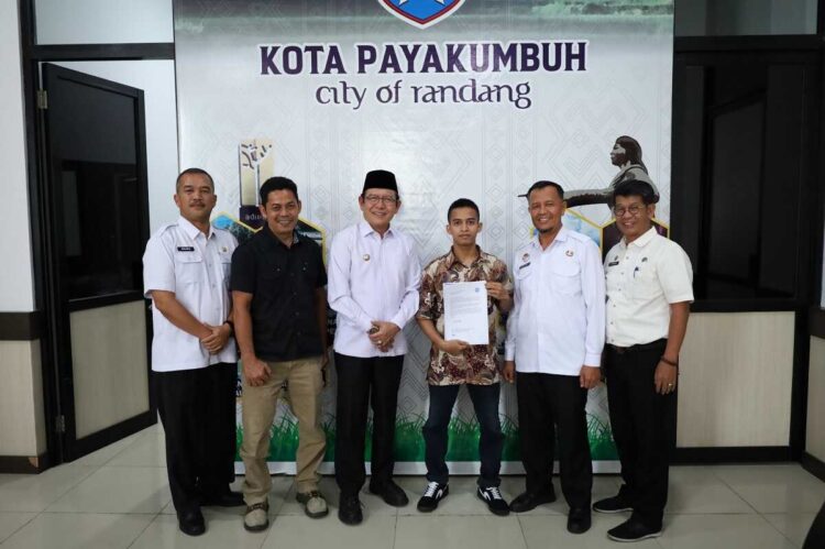 Bidang Cyber Security, Wako Apresiasi Dua Pemuda Payakumbuh 1 PRESTASI—Wali Kota Payakumbuh Zulmaeta bersama Arik Alfiki dan Aditia Alfiki, yang berhasil menorehkan nama dan kiprah mereka di bidang keamanan siber (cyber security) dunia.