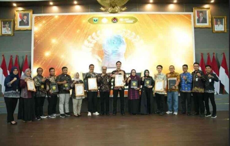 PARITRANA AWARD 2025— Wali Kota Sawahlunto Riyanda Putra bersama Kepala BPJS Ketenagakerjaan Solok, Kepala Desa dan pimpinan perusahaan tambang lokal yang memperoleh capaian prestasi terbaik Paritrana Award 2025 Tingkat Sumatera Barat.