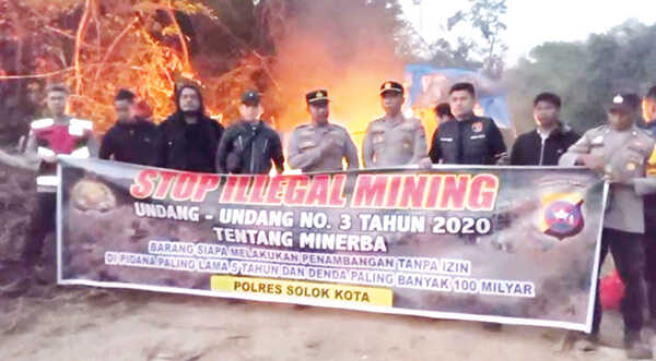 1 DIBAKAR— Tim gabungan Polres Solok Kota membakar peralatan yang ditinggal pekerja tambang emas ilegal di kawasan Limau Puruik, Nagari Sulit Air, Kecamatan X Koto Diatas, Kabupaten Solok.