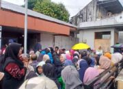 Bansos Dicairkan, Warga Solok Selatan Padati Kantor Pos Muara Labuh
