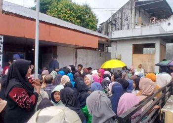 Bansos Dicairkan, Warga Solok Selatan Padati Kantor Pos Muara Labuh