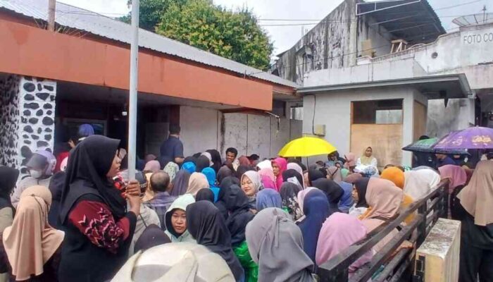 Bansos Dicairkan, Warga Solok Selatan Padati Kantor Pos Muara Labuh