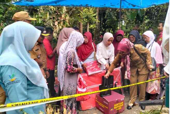 BANTUAN—Pemkab Padangpariaman serahkan bantuan korban kebakaran di Nagari Tandikek.
