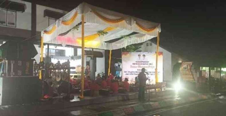 PERTUNJUKAN WAYANG— Kepala Dinas Kebudayaan kota Sawahlunto, Hilmed, S.Pt., M.M  memberikan sambutan saat pembukaan wayang kulit, di pelataran Museum Lobang Tambang Soero, Sabtu (15/11) malam.