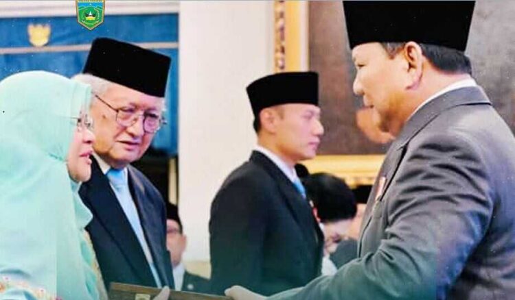 ANUGERAH PAHLAWAN NASIONAL— Almarhumah Hajjah Rahmah El Yunusiyyah resmi dianugerahi gelar Pahlawan Nasional oleh Presiden Prabowo Subianto di Istana Negara, Jakarta, Senin (10/11). Anugerah tersebut diterima Fauziah Fauzan El Muhammady selaku ahli waris sekaligus Pimpinan Perguruan Diniyyah Puteri Padang Panjang.