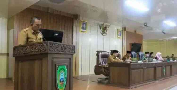 SAMBUTAN—Bupati Pasaman Welly Suhery saat berikan sambutan pada rapat DPRD Pasaman.