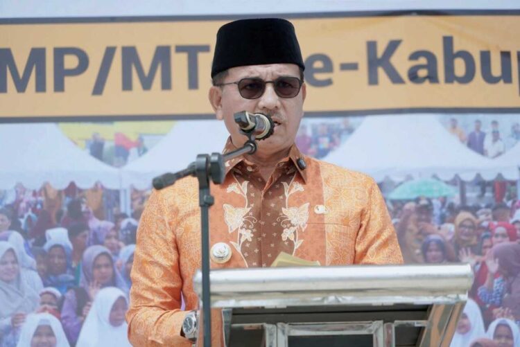 Pemkab Solsel Salurkan 21.092 Stel Seragam Pelajar TK-SMP, Siswa SMA Menyusul 1 SAMBUTAN— Bupati Solok Selatan H. Khairunas memberikan sambutan saat penyerahan seragam untuk siswa se-Kecamatan Sangir di RTH Solok Selatan di Padang Aro, Kamis (6/11).