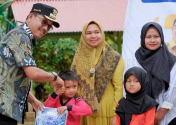 Meski Mendung, Murid Baru di SBJ Antusias Sambut Seragam Sekolah Gratis